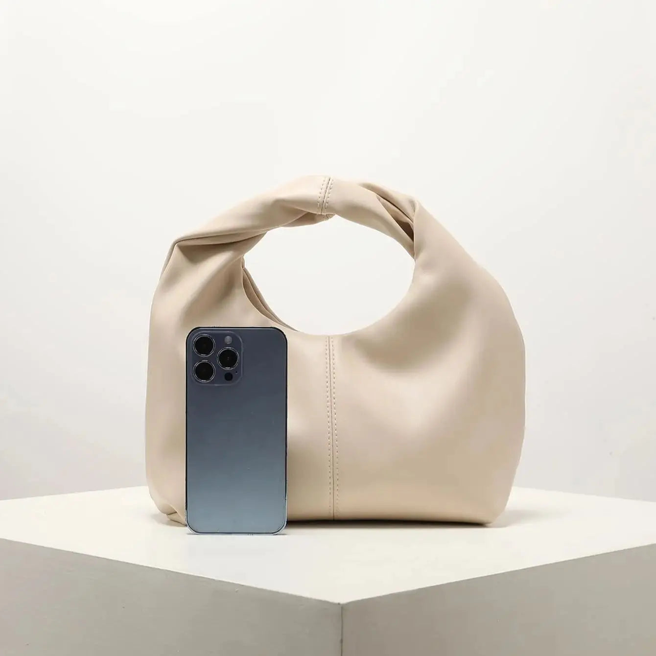 CHIC TWIST CREAM SQUARE BAG